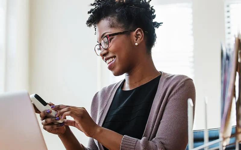 Una mujer mirando el teléfono