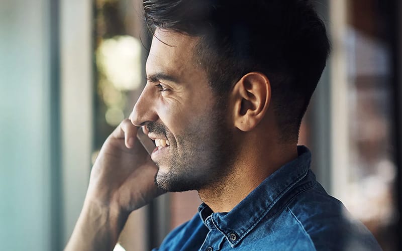 Un hombre hablando por teléfono